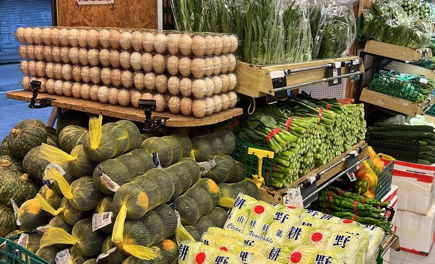 香港街市買餸指南，大師兄鮮活市集店內蔬菜陳列，展示南瓜、雞蛋、葉菜及其他日常買餸食材香
