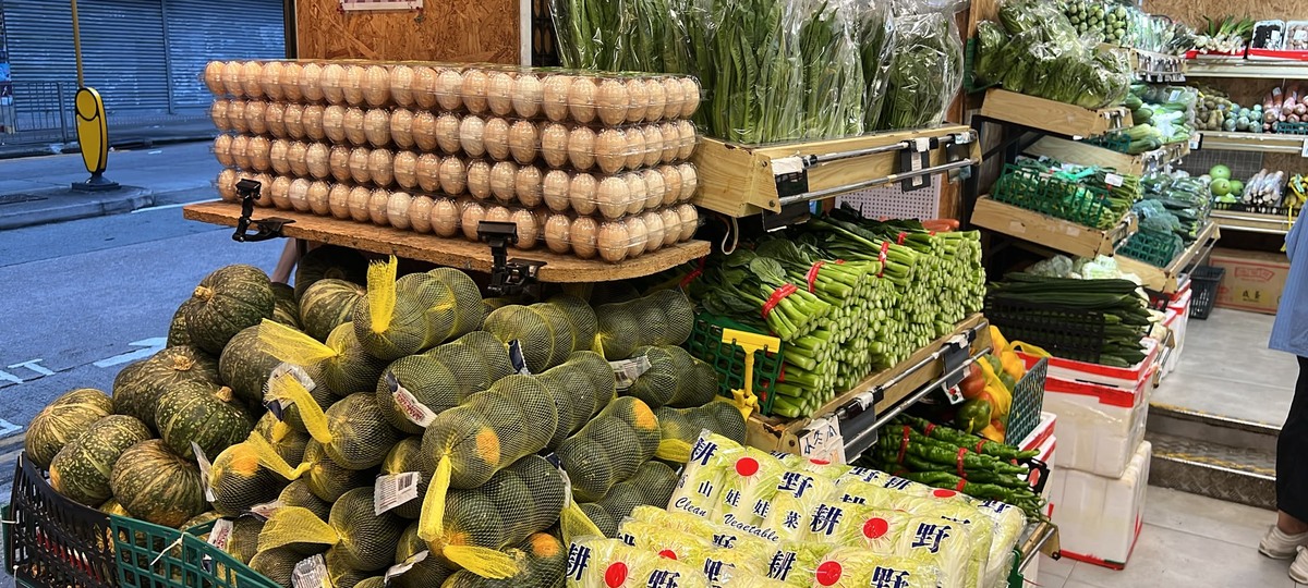 香港街市買餸指南,大師兄鮮活市集店內蔬菜陳列,展示南瓜、雞蛋、葉菜及其他日常買餸食材香