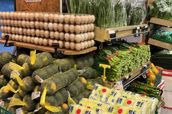 香港街市買餸指南，大師兄鮮活市集店內蔬菜陳列，展示南瓜、雞蛋、葉菜及其他日常買餸食材香
